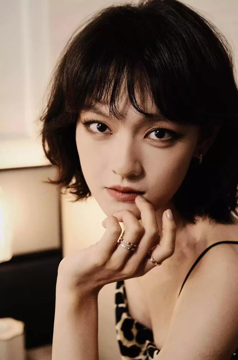 分享娱乐文淇穿高领毛衣笑容灿烂 戴金色珠宝优雅精致 