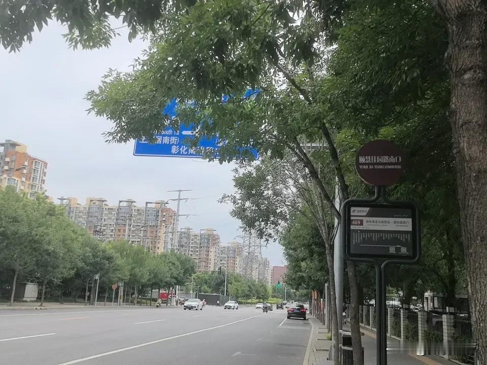 公交出行，虽然方便 ，但是发车间隔时间也太长了。等20分钟以上是家常便饭。