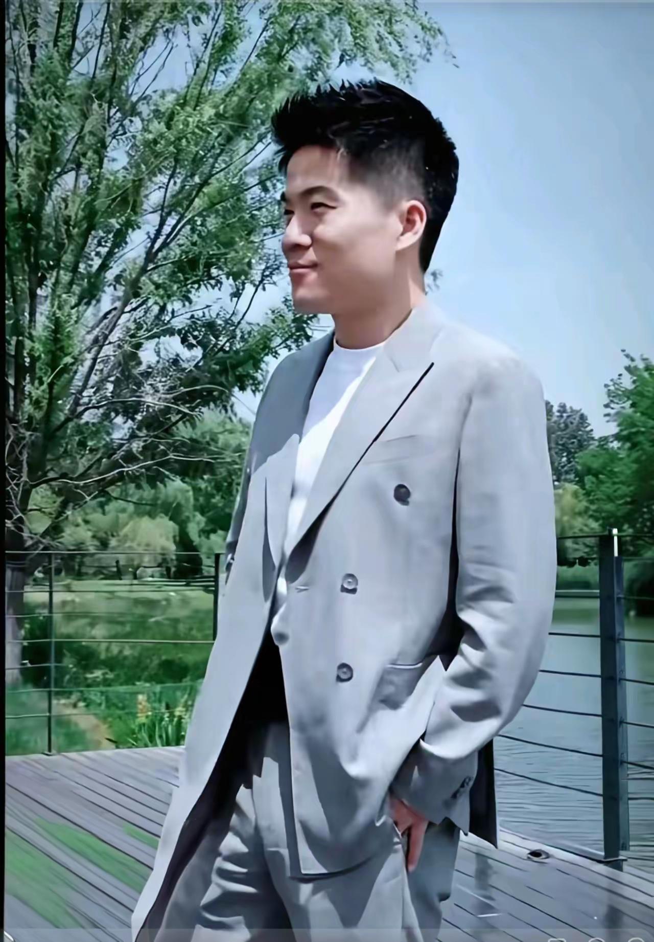 回到家乡的宇辉，整个人气场和颜值都完成了大蜕变！
 
回老家之后穿搭精致了不止一