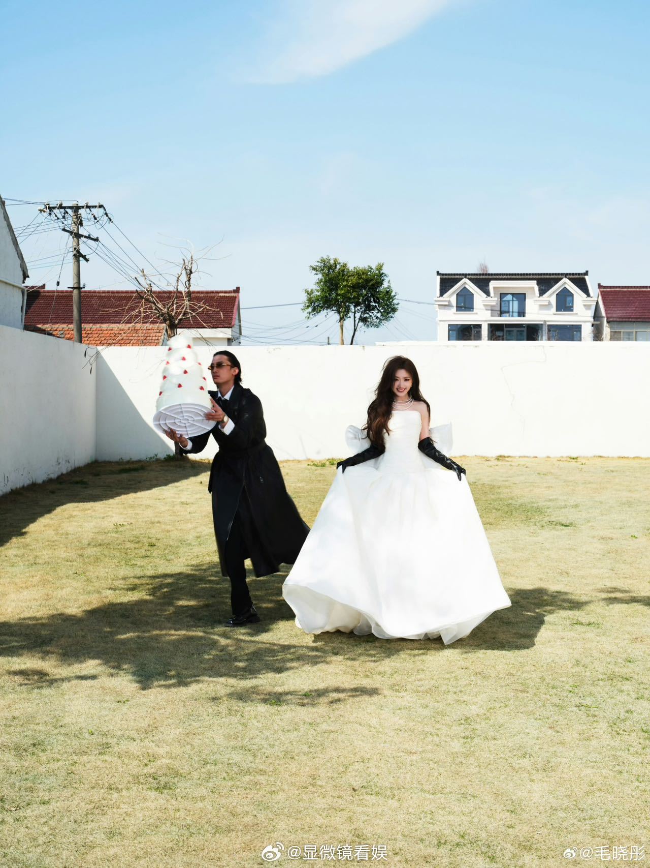 毛晓彤落跑白玫瑰 毛晓彤抹胸白裙不得不说毛晓彤这组出发图直接把“氛围感”焊在身上