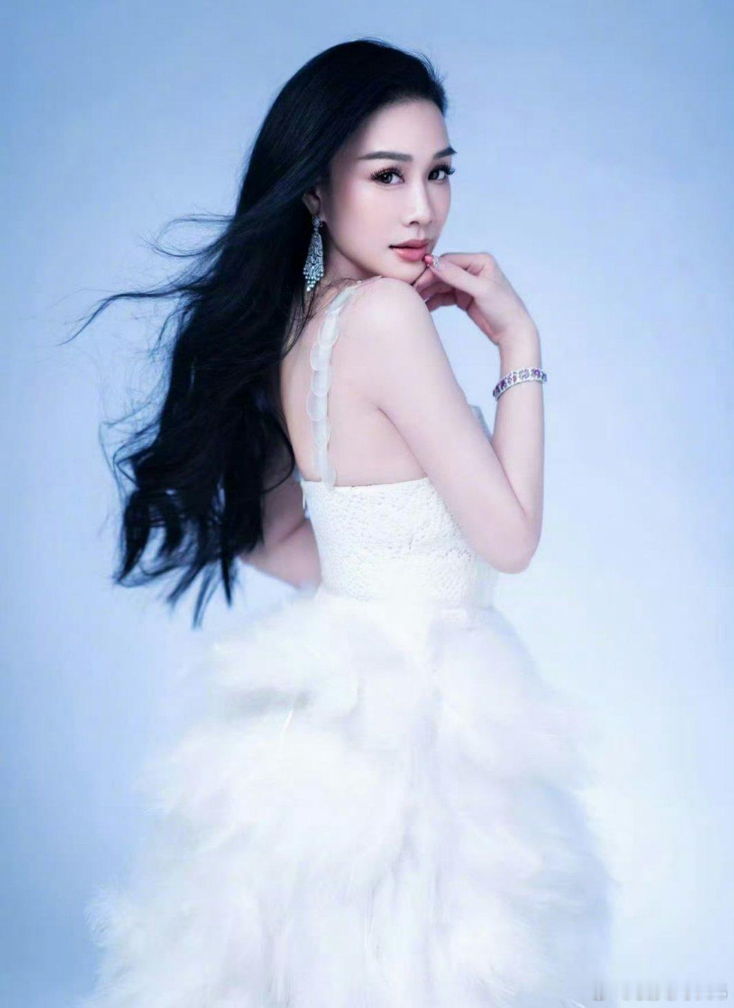 偶遇钟丽缇练舞谁懂偶遇跳舞的钟丽缇有多惊喜！在酒店里随节奏舒展肢体，律动感拉满，