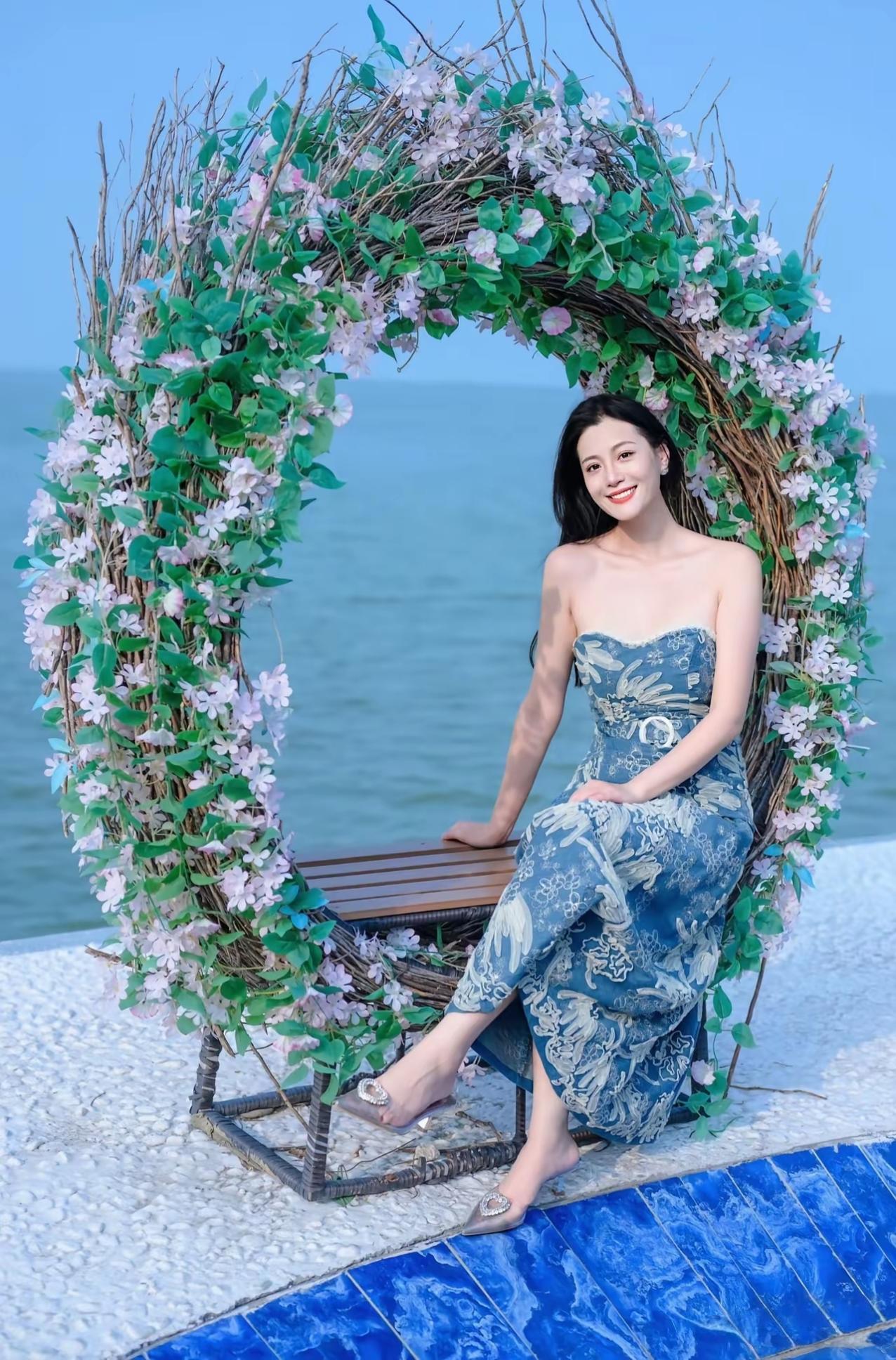 海边花环下的优雅时光🌊🌸