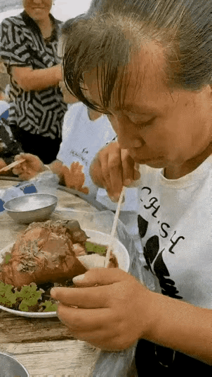 争吃好斗两眼带刺