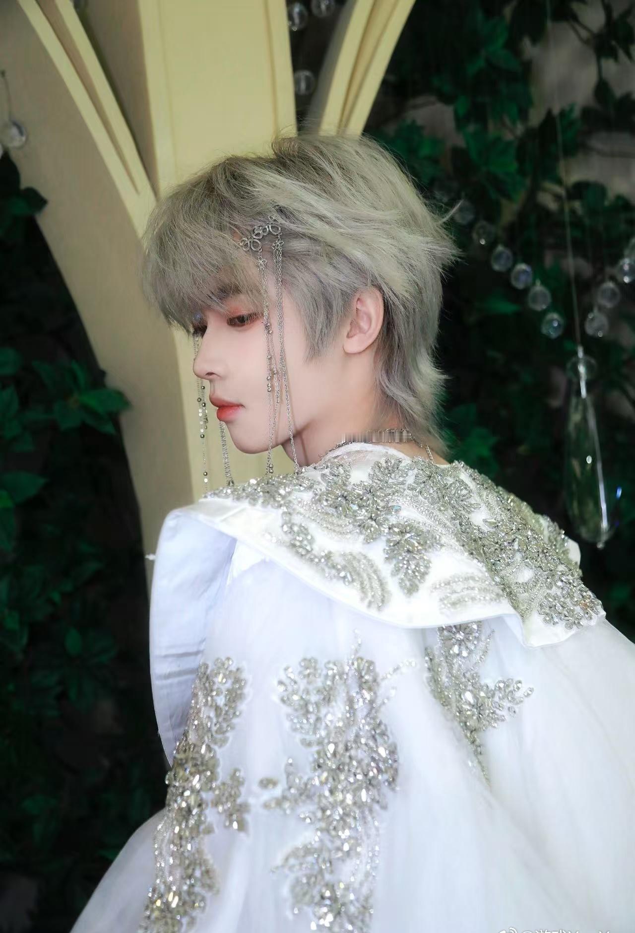 圣光为衣，少年为景！猫猫这套主题造型太会了，丝绒与薄纱碰撞出层次感，配饰细节拉满