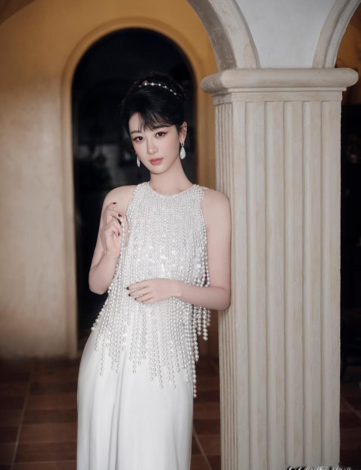 从《家有儿女》的小雪，到如今穿白纱戴皇冠的公主，杨紫没换人，只是长大了。
没人逼