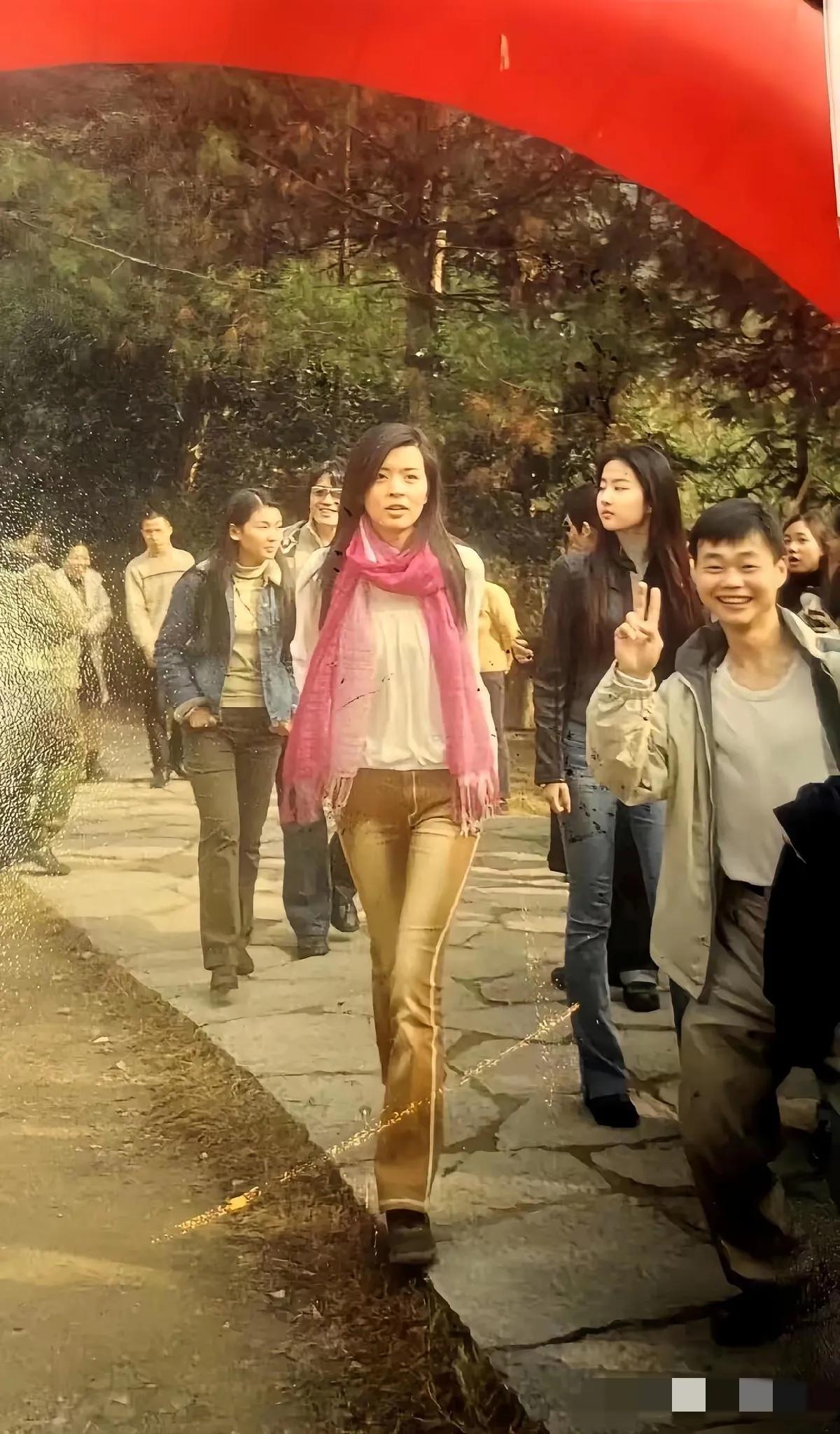 怪不得现在是娱乐圈颜值标杆！02年就已经这么美了！气质太出众了，就算只露个侧脸，