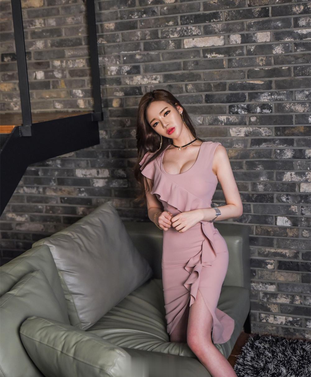 身边没撕破脸的人太多了，明明看透了很多人却不能轻易翻脸，对讨厌的人和事露出微笑是