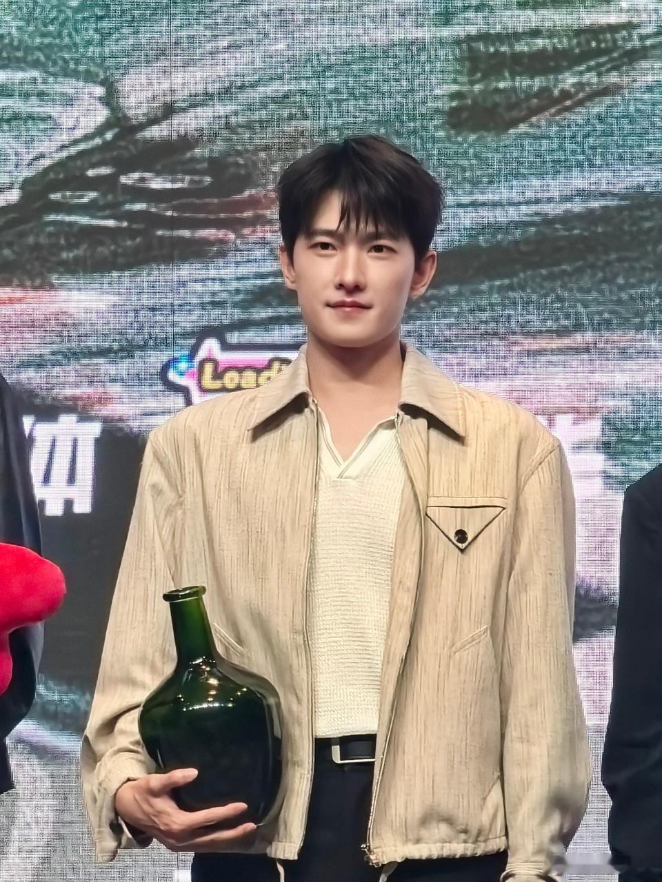 杨洋衣服扯开是灰秋衣杨洋，男德男德，歪瑞古德，衣服扯开里面还有灰秋衣可还行[笑c