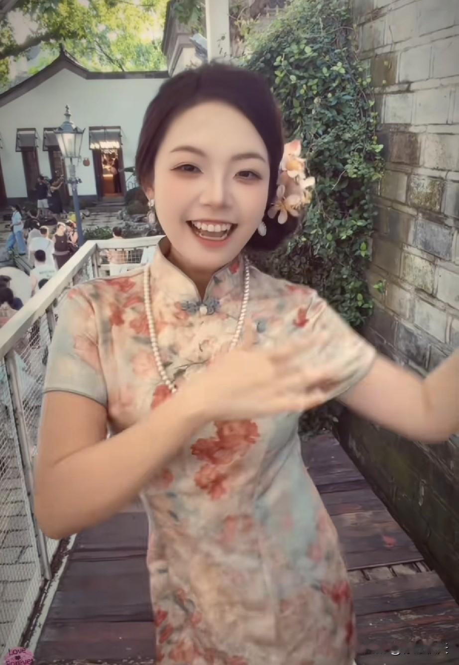 难怪谢浩男领着大妹去健身，原来大妹化妆后这么好看。
大妹现在一直陪着谢浩男在江苏