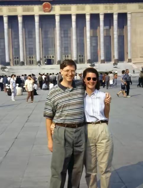 1995年，比尔·盖茨以200亿美元身家成为世界首富。开心之下，他当年夏天便带着