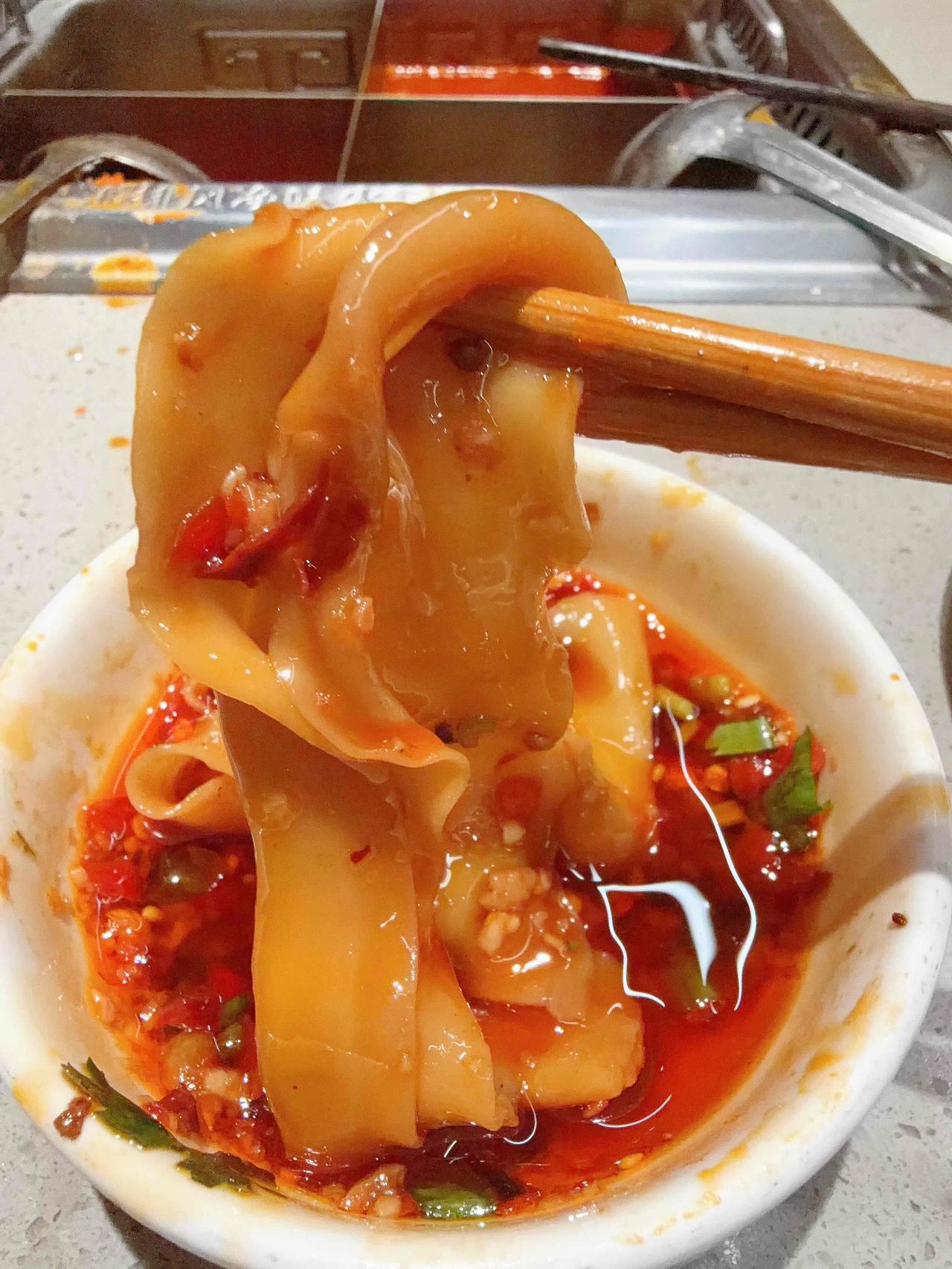谁懂这一口的含金量啊！🤤 筷子夹起来的瞬间就被这一口烩面的透亮软糯征服了～裹满