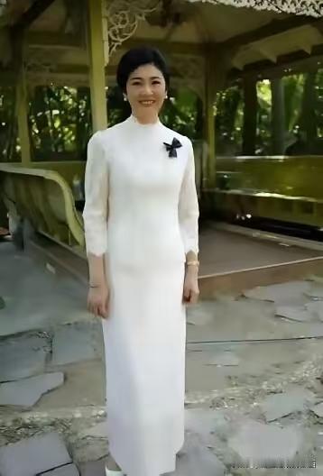 蟾宫曲.观美人有感
素衣一袭胜云霞，
体态从容，气韵生花。
不借浓妆，不矜粉黛，