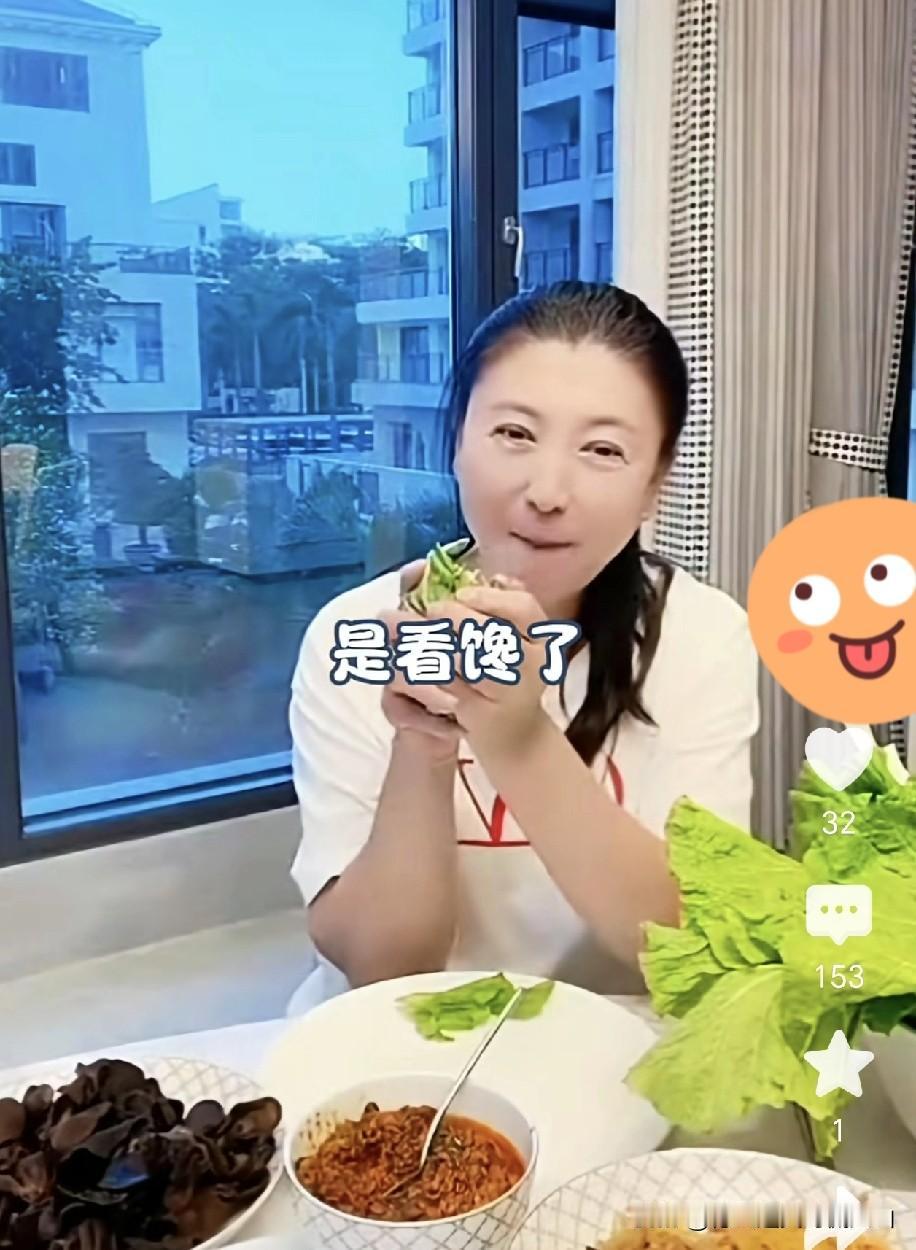 有网友看闫学晶直播，被东北大饭包馋到了。闫学晶说：“你们看我吃饭包看馋了，就过来