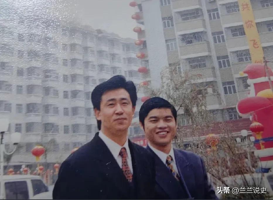90年代，许家印在珠岛花园项目现场的旧照。

那时候他还在中达集团打工，全权操盘
