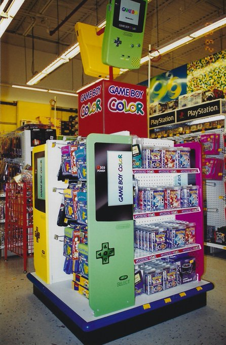 老照片——2000年玩具反斗城的Game Boy Color货架，你可曾在千禧年