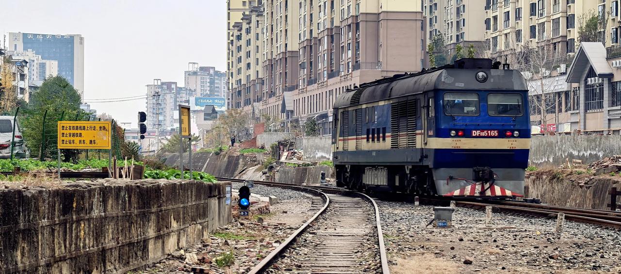 开往广元南站的“芭比”（东风DF8型内燃机车）驶出广元东站 🚆（拍摄于2024