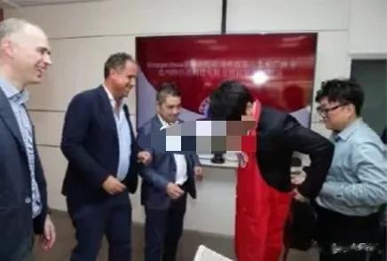 图中我们看到辛选集团董事长巴子和意大利某品牌签约合作，貌似很愉快，同去的还有辛选