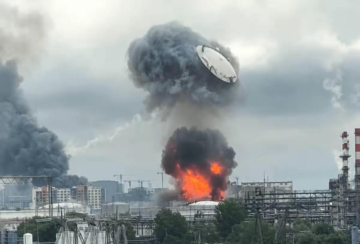 莫斯科遭遇开战以来规模空前的无人机集群袭击，大批无人机突破防空防线直击城市核心工