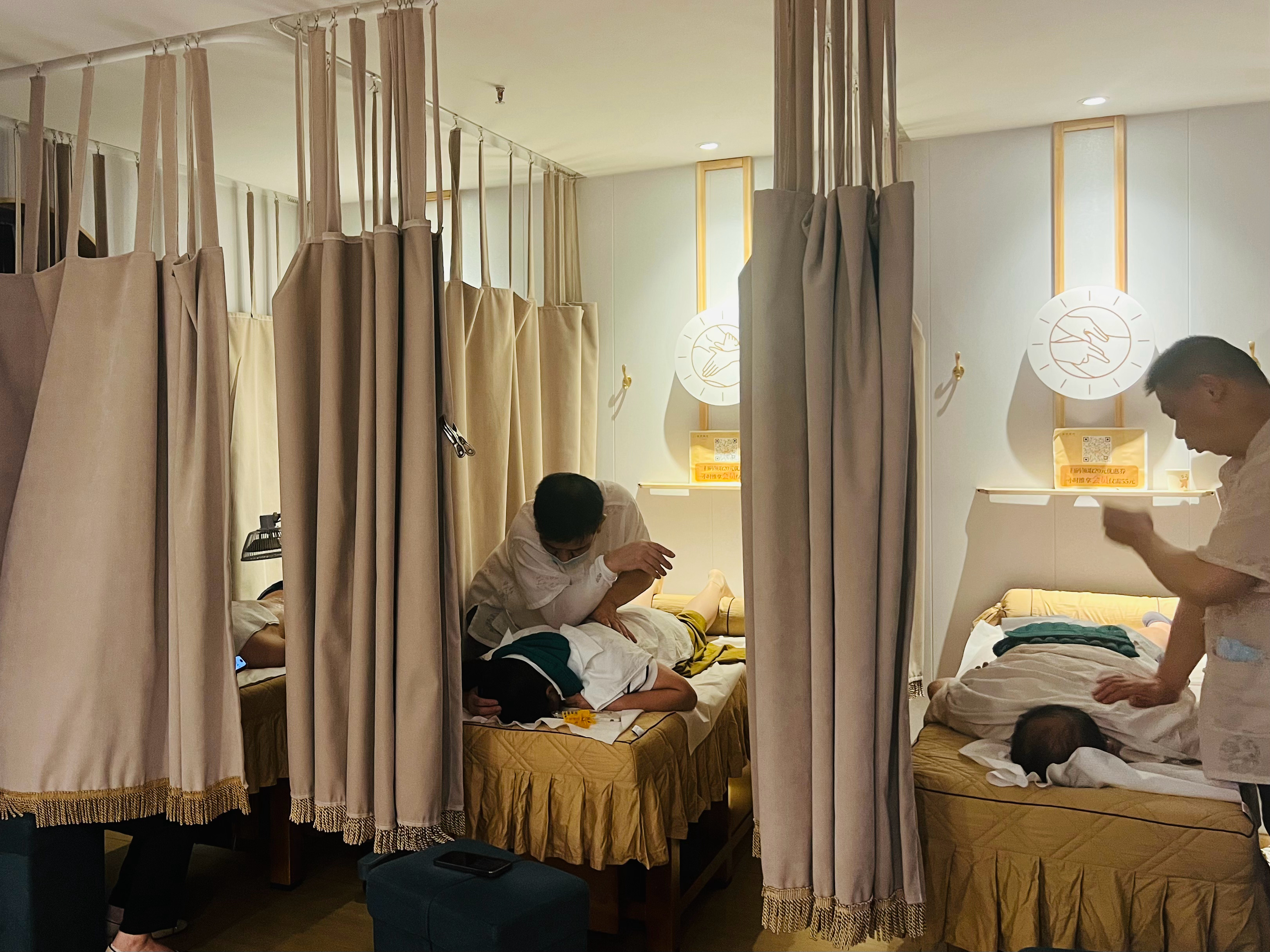 💆居家安歇，睡醒瞥见软件满客，匆匆换衣出门打车。上车后司机疑惑，问我地址是否填
