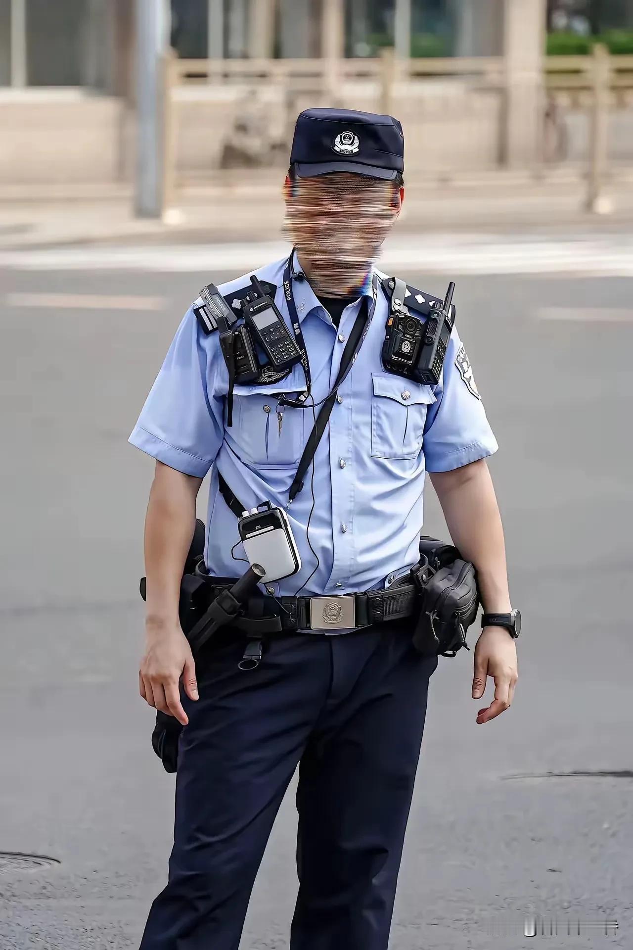 很多人不了解警察警衔
其实其中学问大
提到的两道杠三颗星
是一级警督
中国人民警