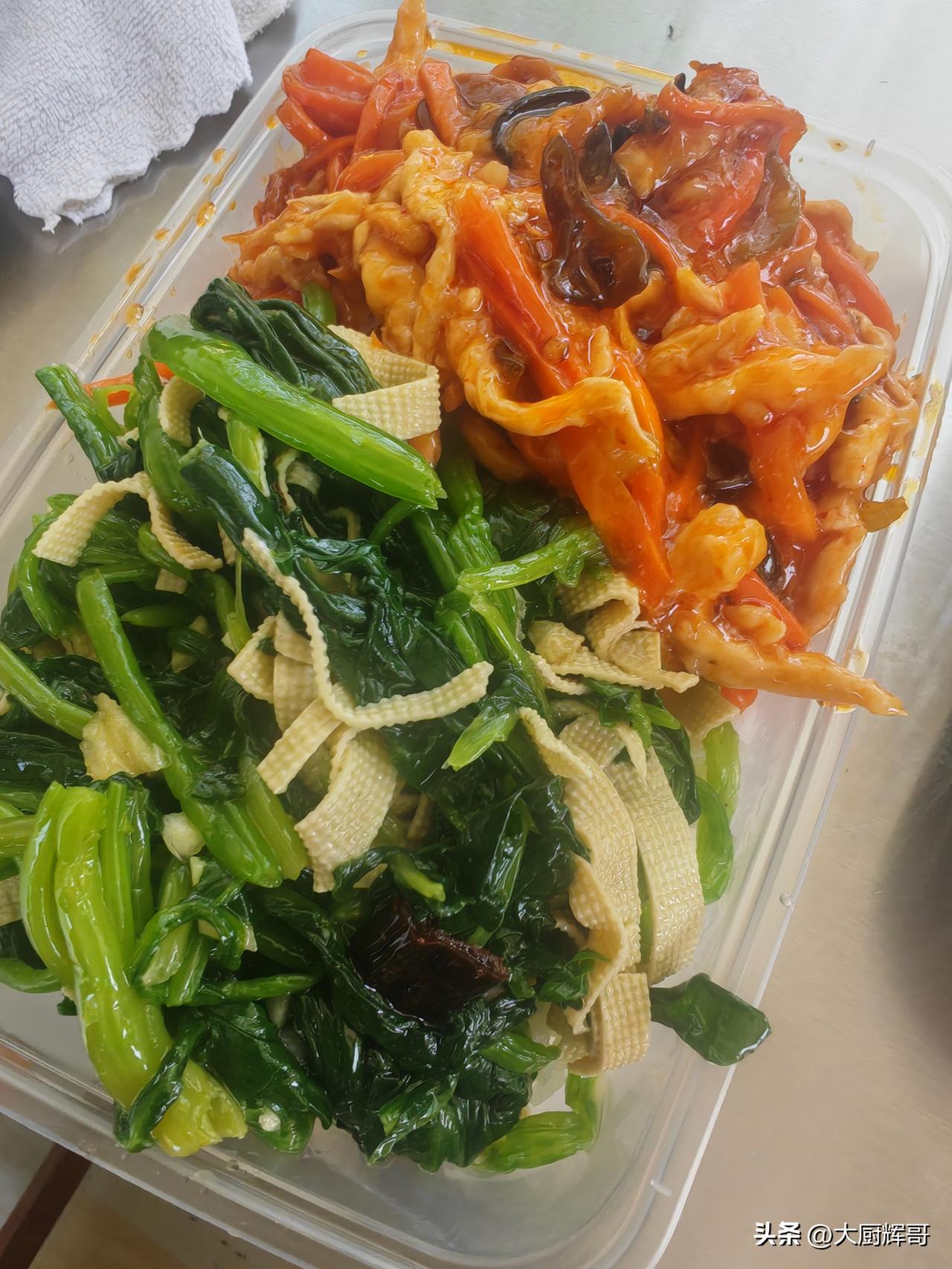 今天解锁滨州北杨市场附近的东北盒饭，一对夫妇开的餐车，每天中午和晚上都来摆摊。头