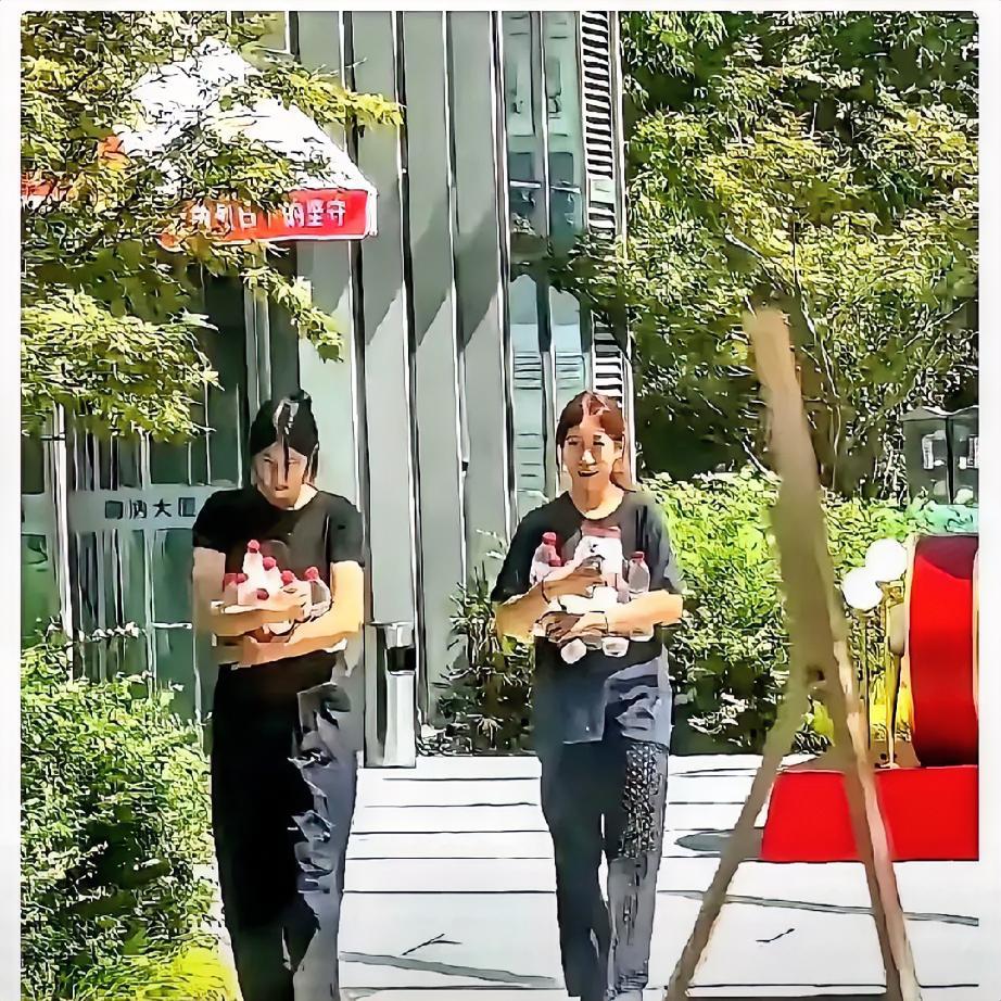高温天看到宣城爱心冰箱的监控画面，瞬间心里堵得难受！
街边专供环卫、外卖骑手消暑