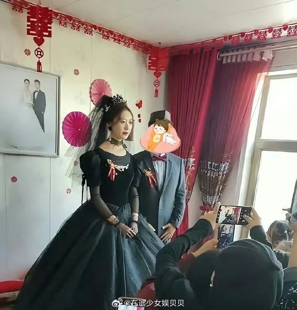 你能接受吗？甘肃一新娘穿黑色婚纱举行婚礼，网友：新郎压力山大 
