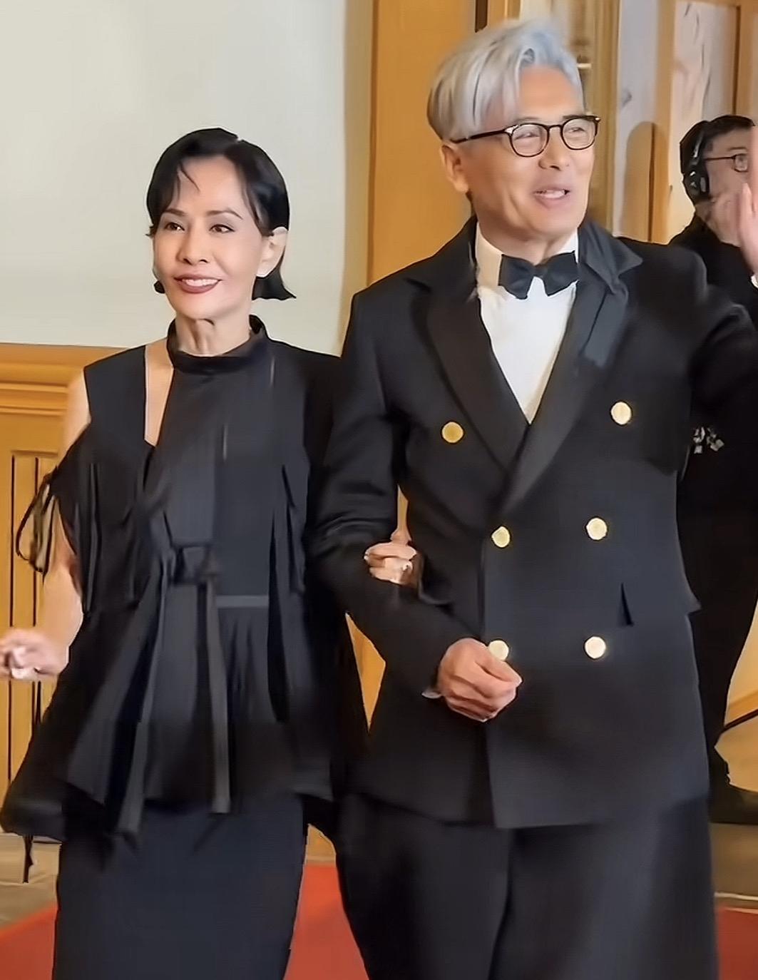 周润发和妻子出席活动！哎我去！看见没？法拉利老了也是法拉利，气质是方面绝对扛打，