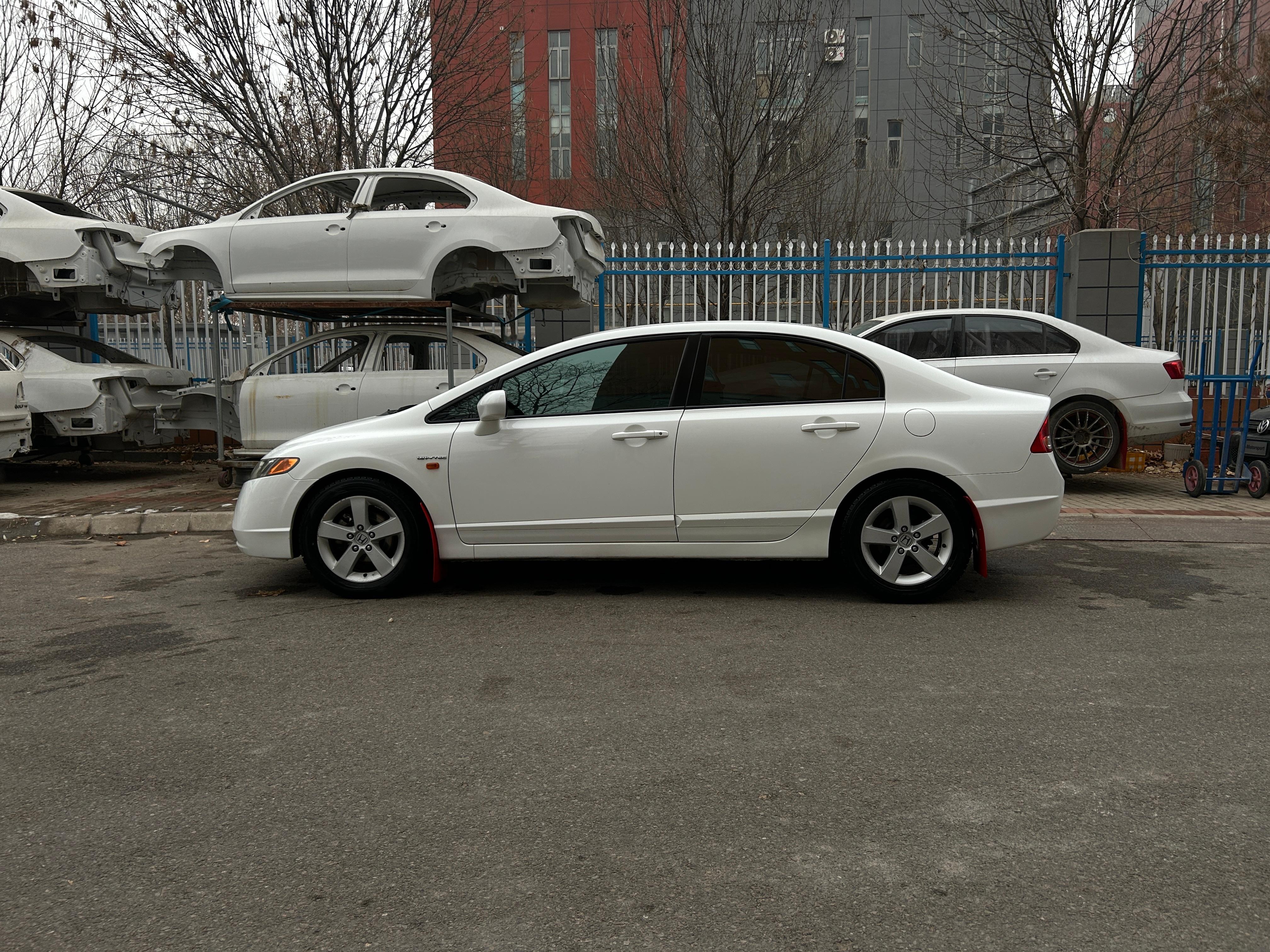 都说现在基本不用融雪剂了，但是下过雪后上路行驶，车身上依旧是白色粉末，因为一直出