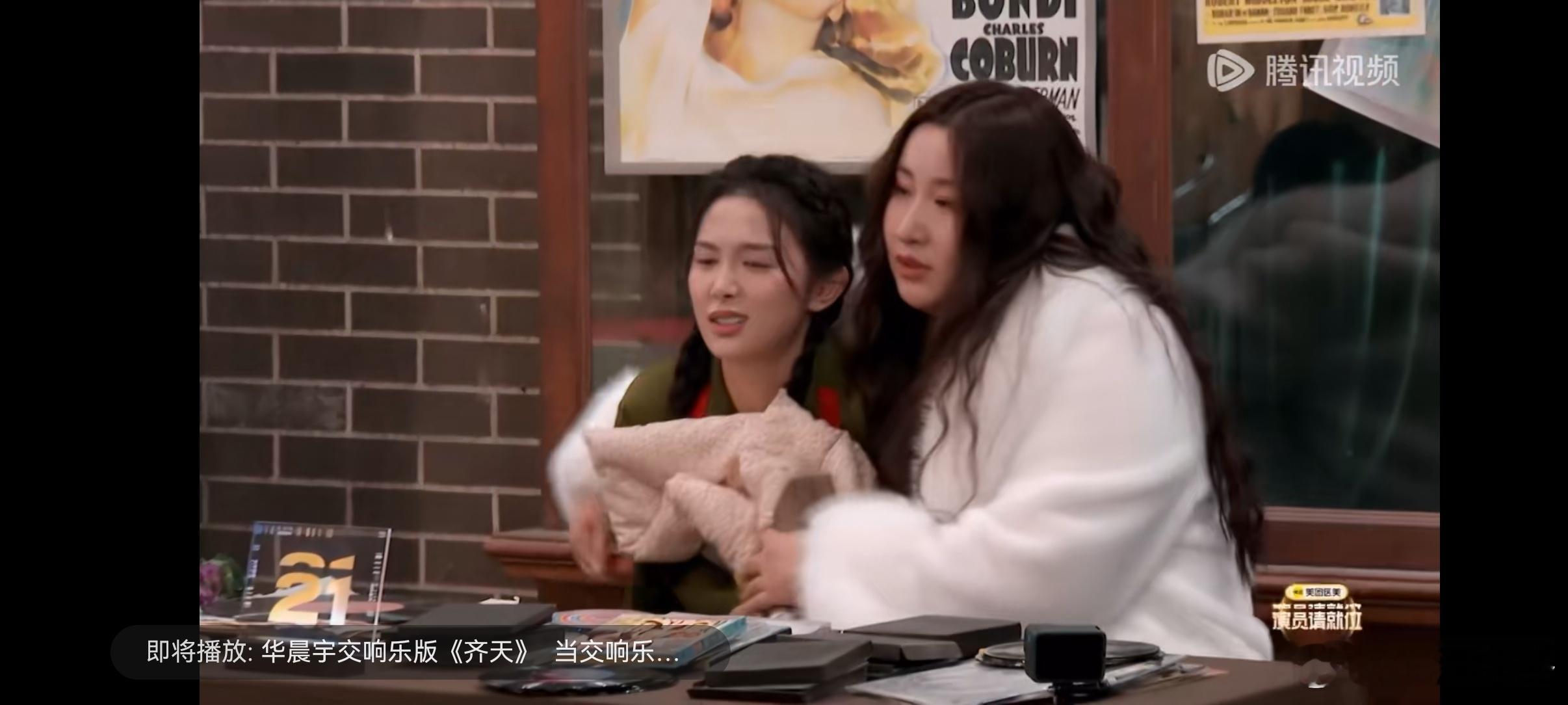 吴施乐这节目就我一个内向小孩吗  学抛梗像在练铁人三项，吴施乐憋出句"哈哈"就宕