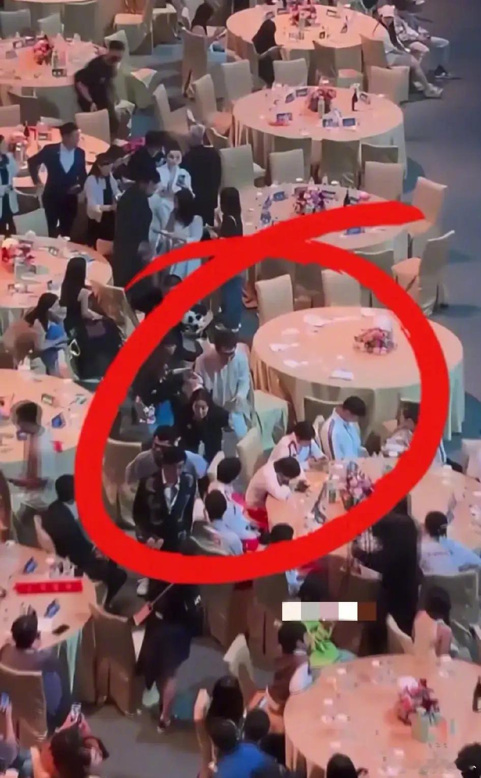 #成龙离场特意摸了摸全红婵的头# 在湾区升明月晚会上，每个明星看到全红婵，都主动