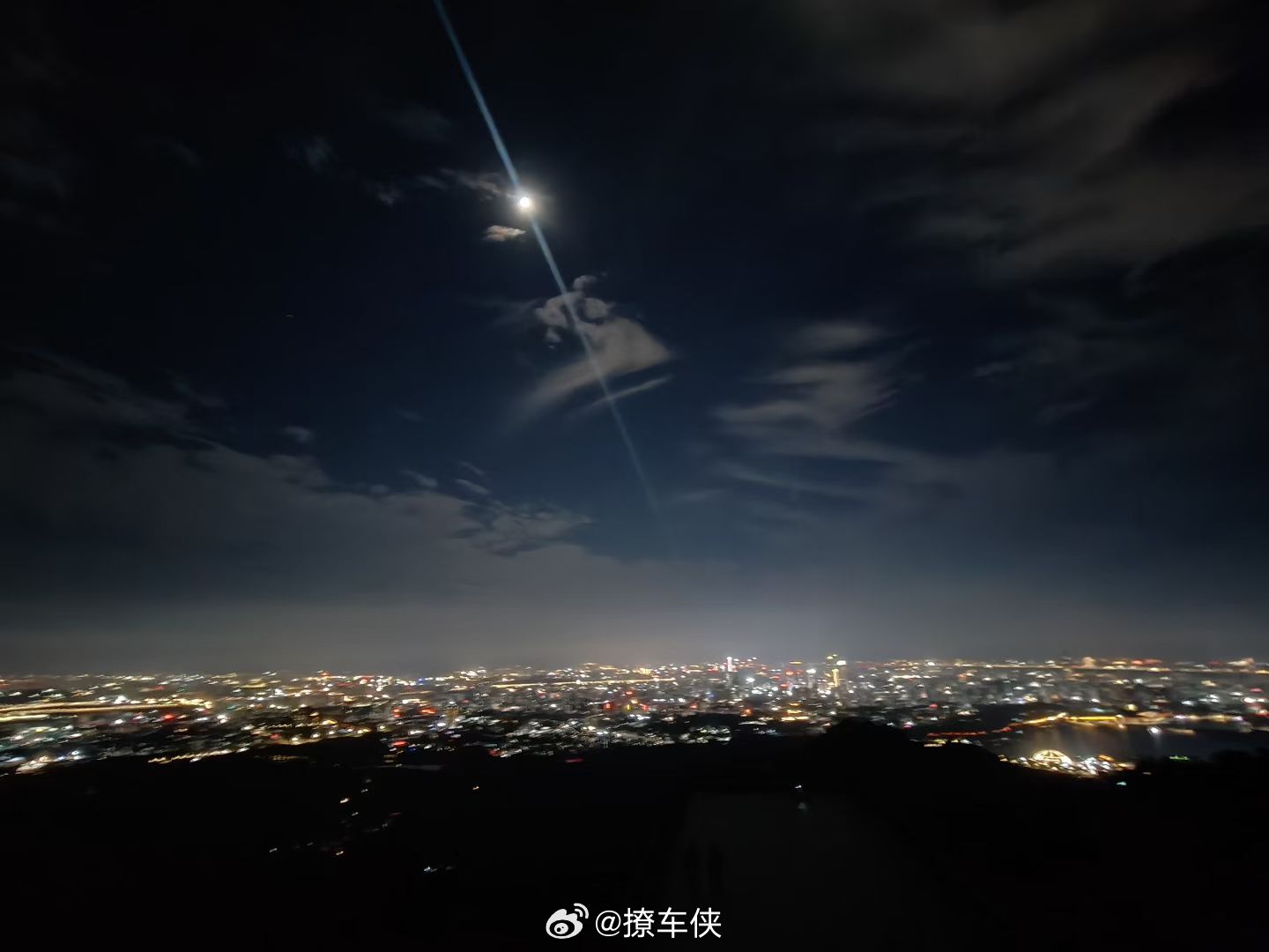 抬头一看，什么东西这么亮[笑cry] ​​​