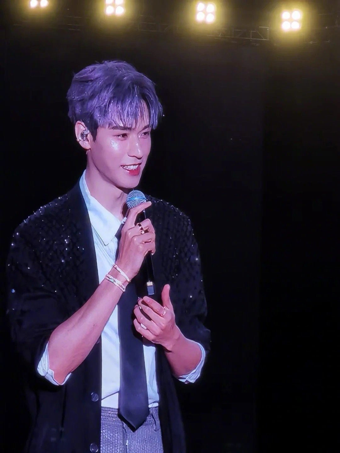 #大屏上的龚俊#龚俊大屏幕直拍，生的不能再生的图，但是状态还是超绝#龚俊爱豆妆#