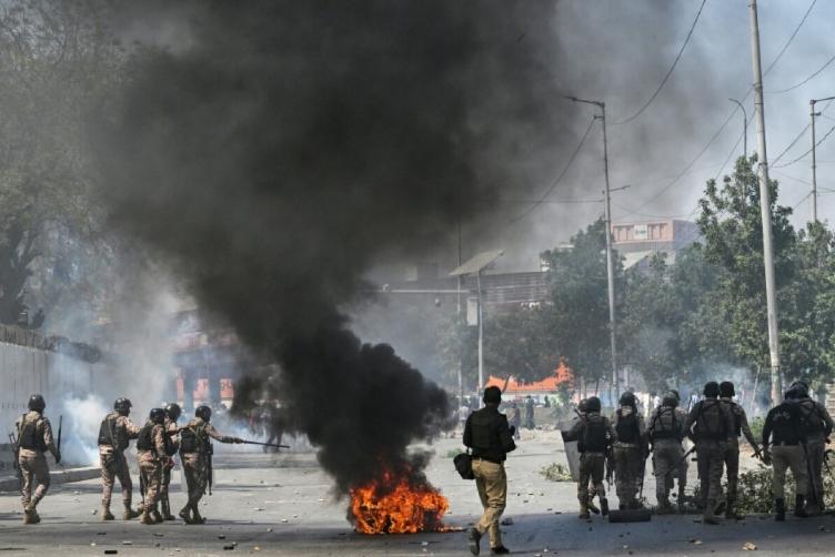 1日，在巴基斯坦大城市卡拉奇的美国领事馆外发生的亲伊朗抗议活动中，至少有九人丧生