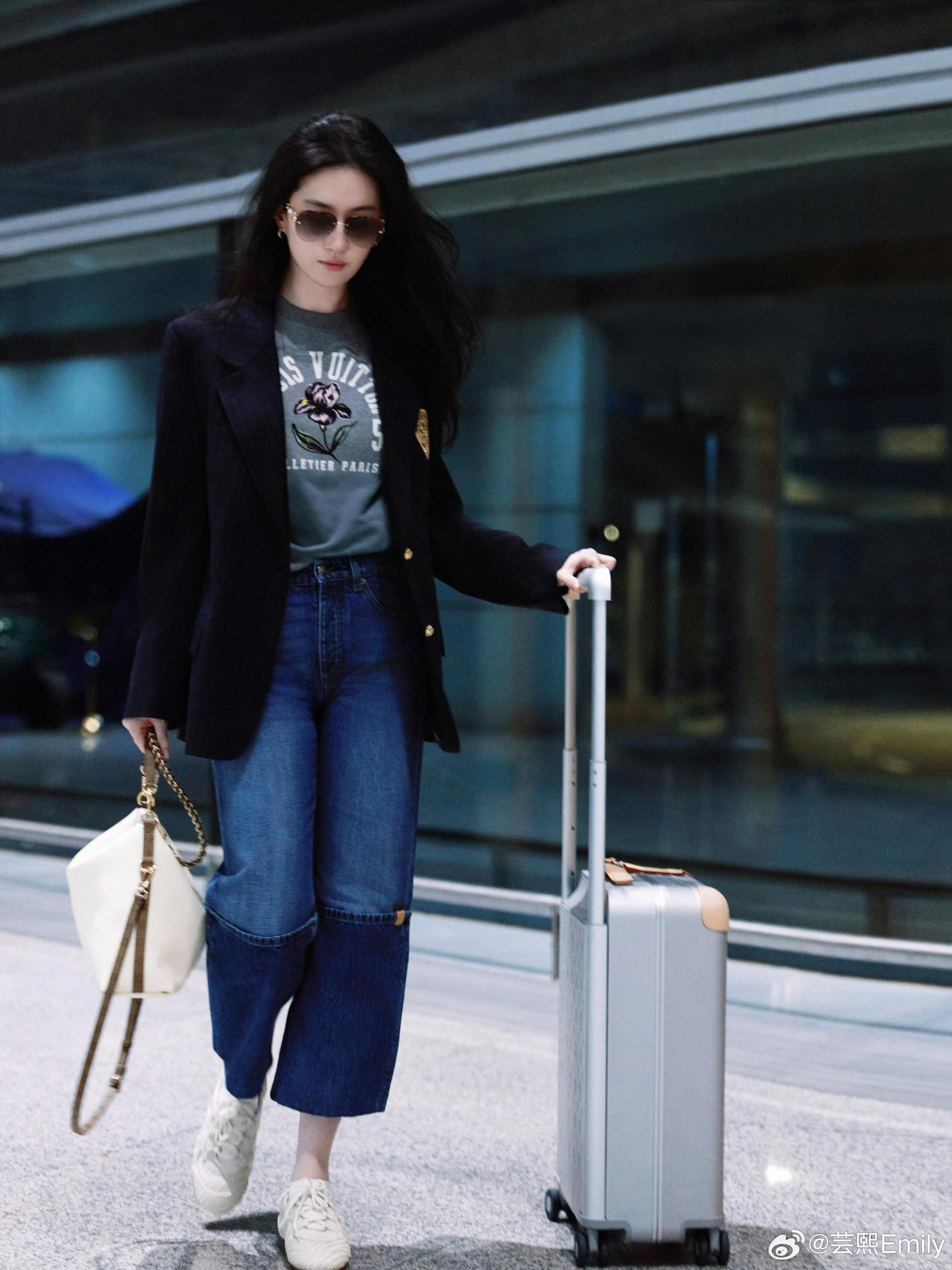 刘亦菲启程巴黎出发图LOUIS VUITTON品牌代言人刘亦菲机场出发图，身着藏