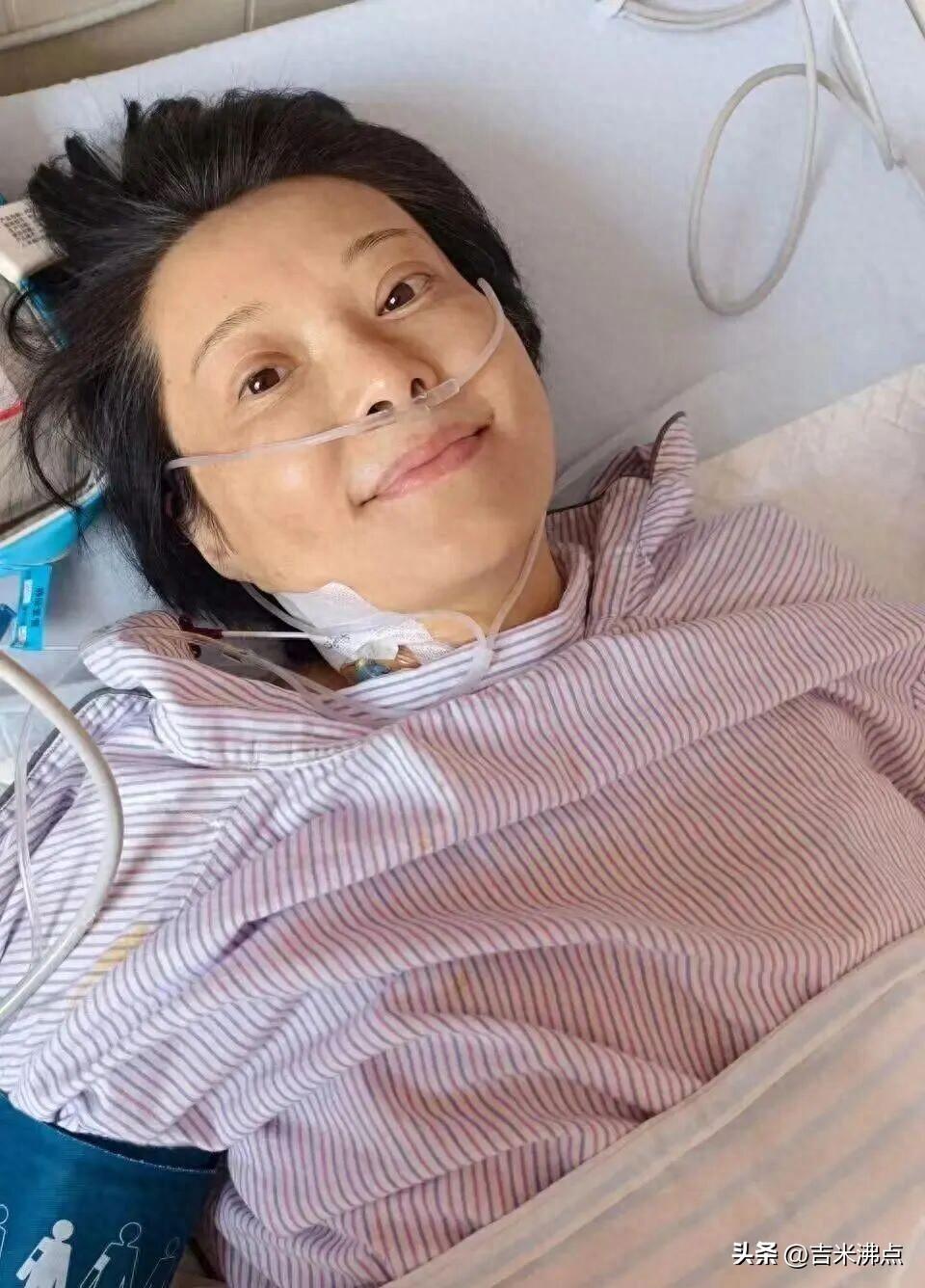 袁立躺在瑞金医院病床上，氧管插着，舌头伸出来自拍。眼睛亮得吓人，人瘦得脱了形。这