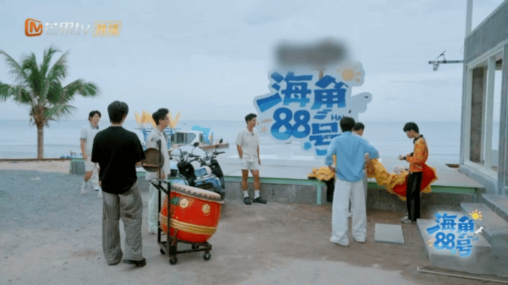 徐志胜舞狮差点舞进海里俺真的不中了，舞狮虽重要，身体才是首要啊，徐志胜舞狮差点把