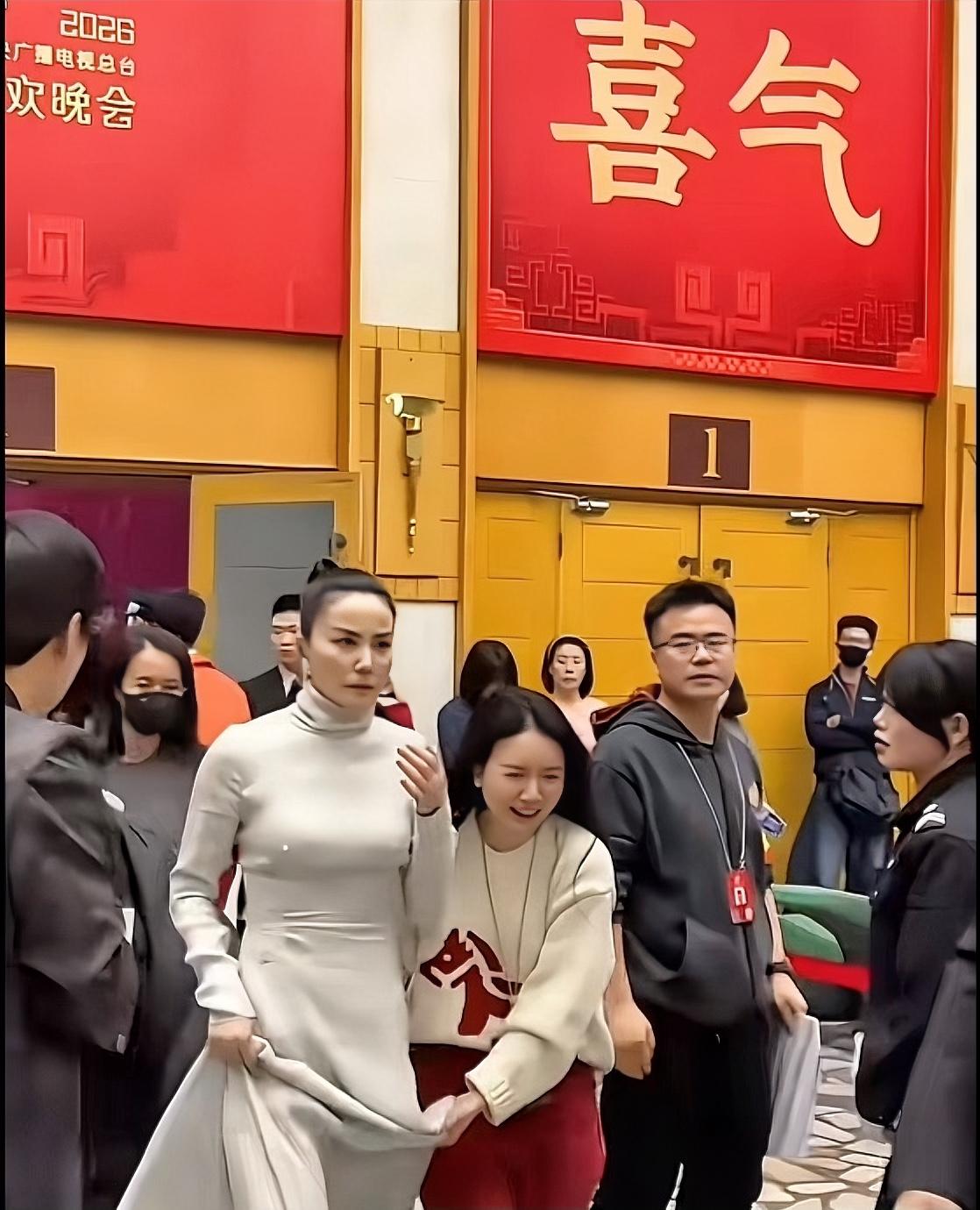 马年春晚王菲参加演出，工作人员那声“让开让开”实在败好感。当时没几个人，这一喊瞬