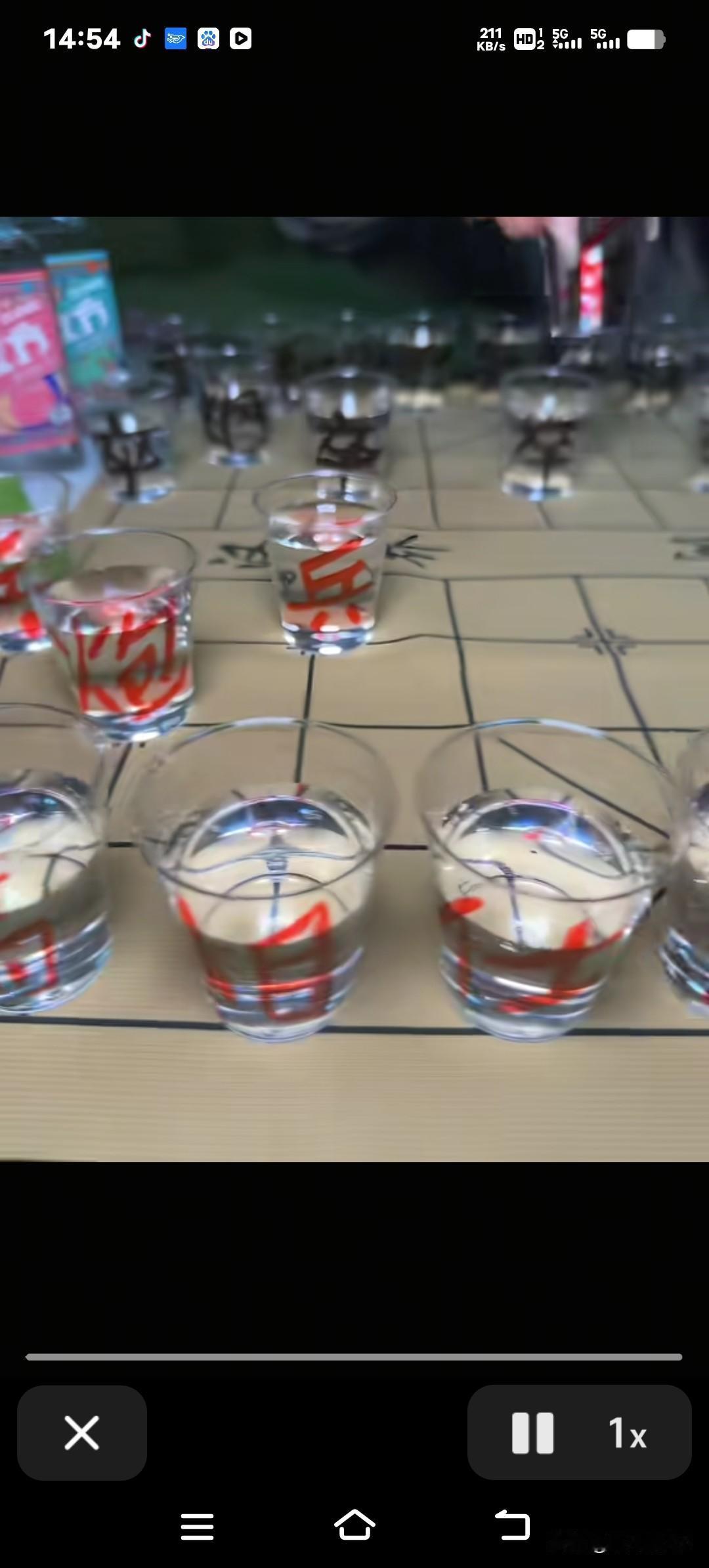 今天下班路过小区门口，瞅见一群老爷子凑在一块儿下象棋。凑过去一瞧，棋盘上就剩俩老