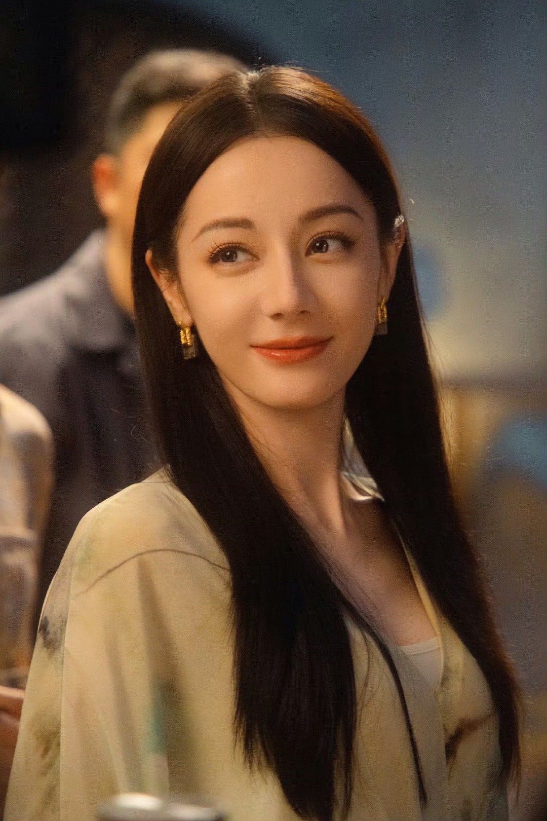 枭起青壤就迪丽热巴这个扮相，很有现偶爆剧的样子[鼓掌] ​​​