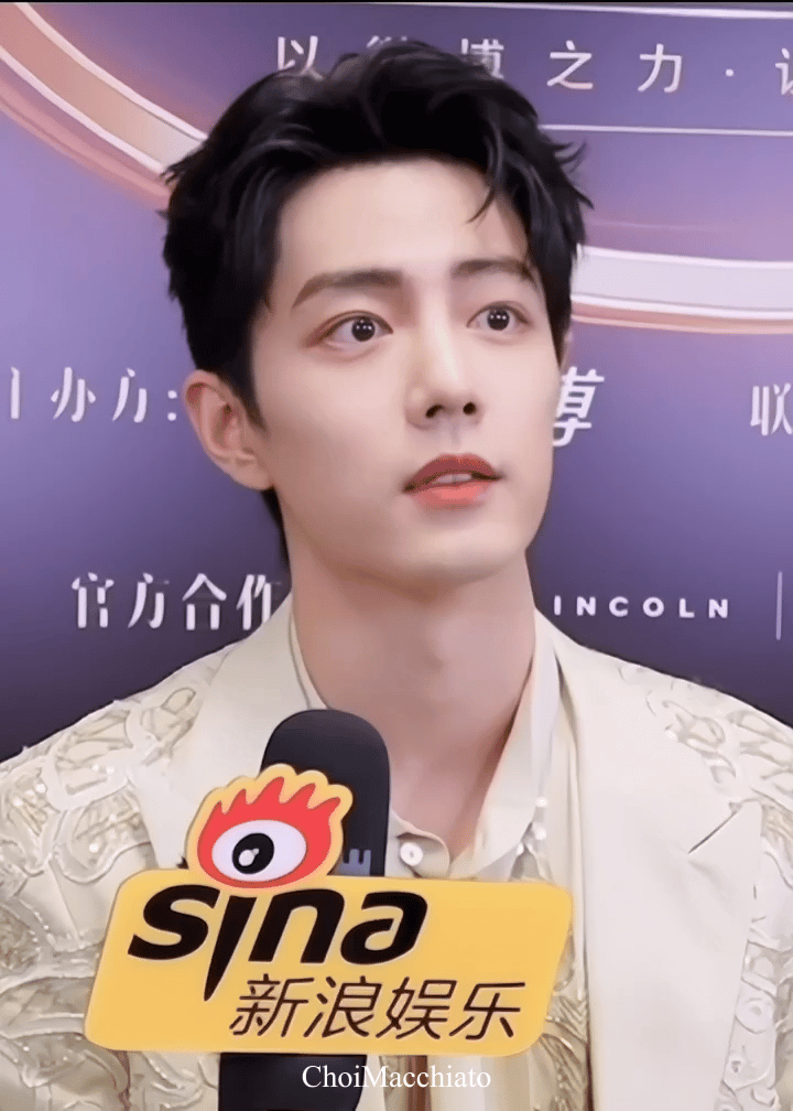 肖战 造型◎肖战单手飞身上马好治愈的笑容！你一笑，我都找不到东南西北了！张本看肖