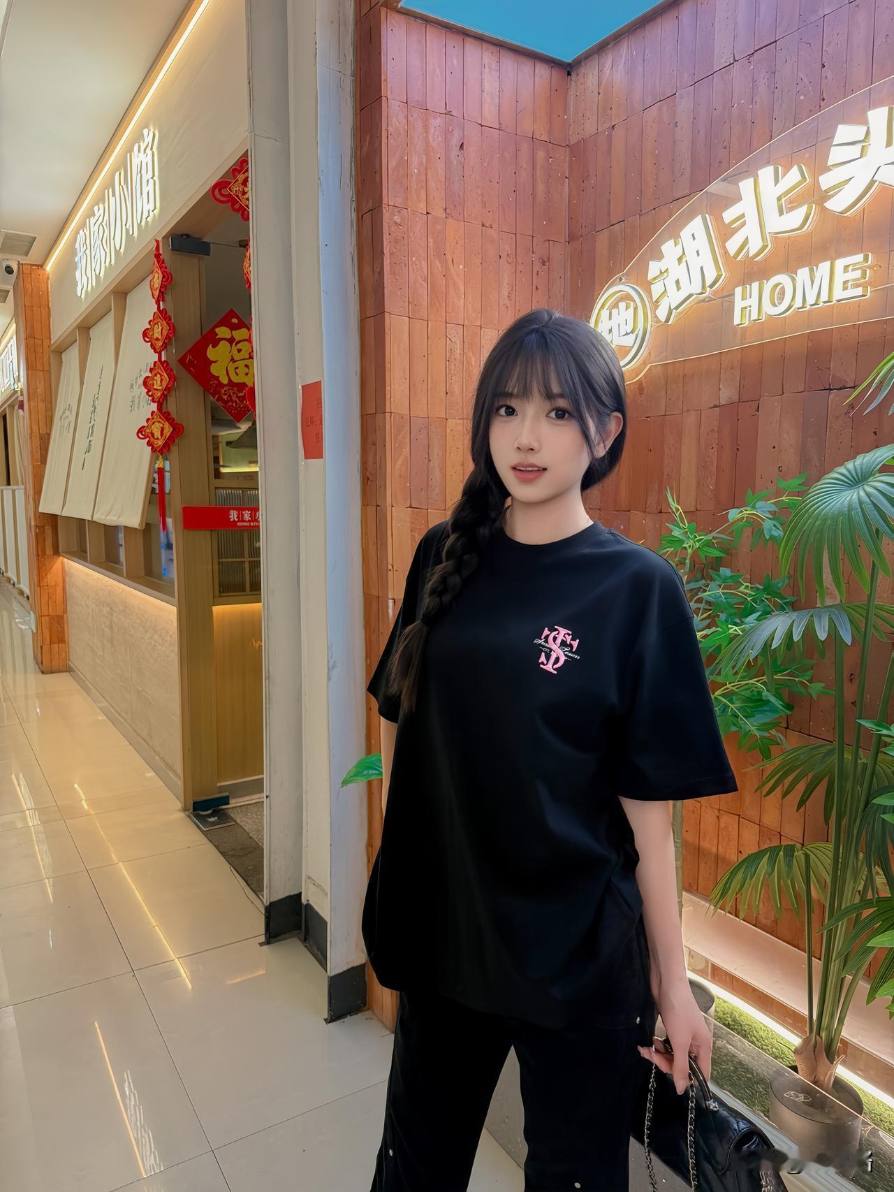 一身素黑，半束软辫
平淡日常里的松弛小浪漫
氛围感穿搭