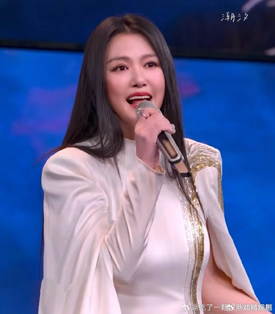 谭维维扛住了央视三分钟长镜头 看谭维维在央视元宵晚会唱船歌直接被戳中，温润声线里