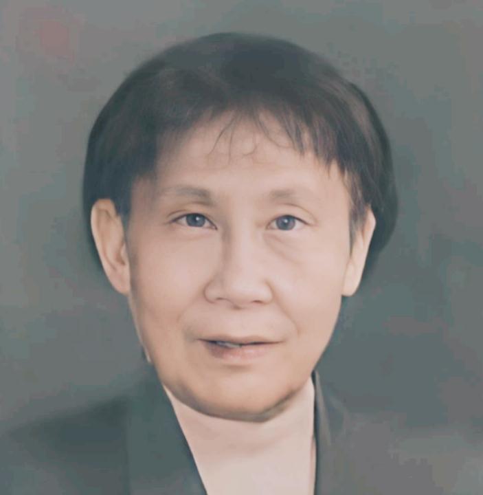 南京一女子在废品站发现一摞发黄的手稿，她问摊主：“这多少钱？”老板随口答道：“没