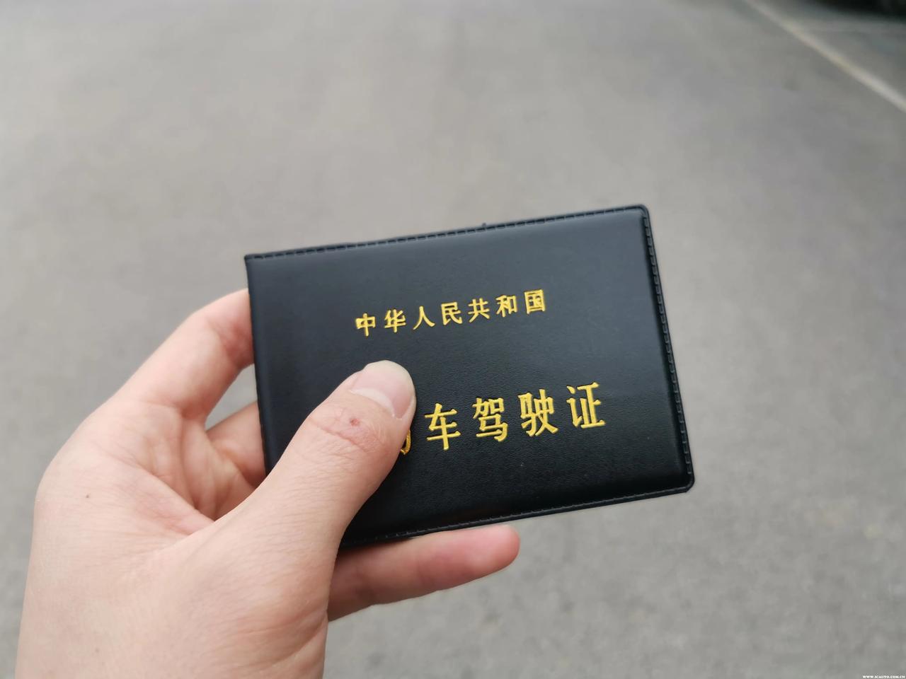 别说买车了，现在的年轻人连驾照都不想考了。
 
2015年全国新领证驾驶人还有3