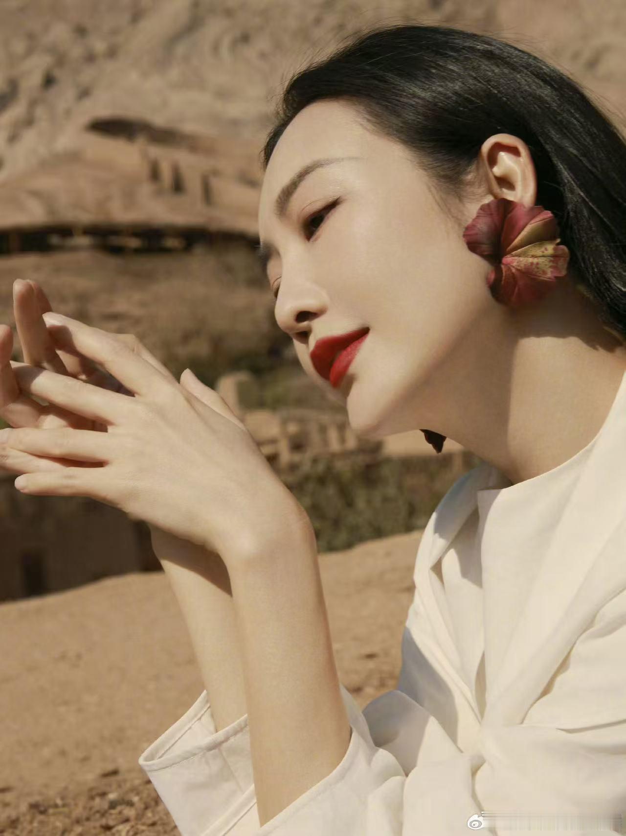 王鸥发色盲盒开出了隐藏款大侦探 王鸥新发色杀疯了！《大侦探》舞台上的她如同行走的