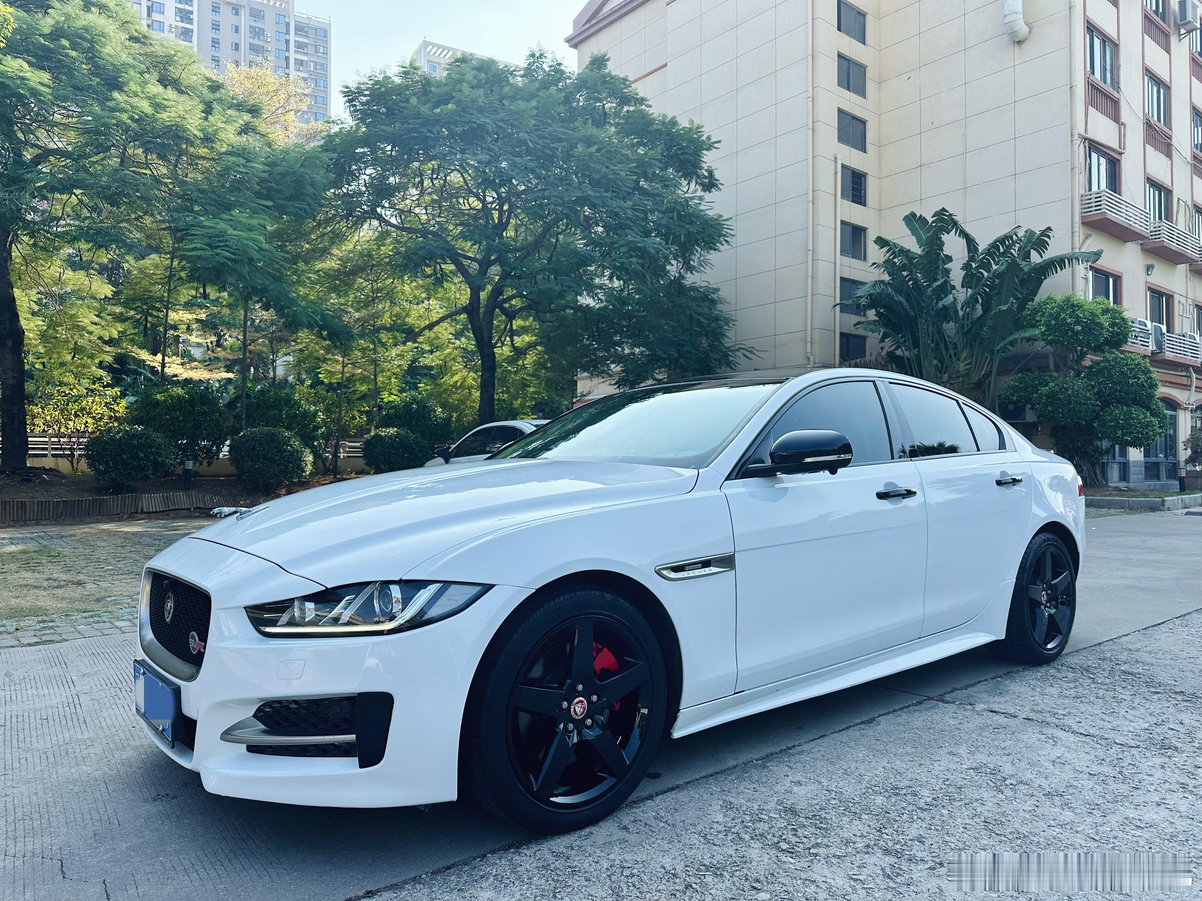 这台17年捷豹XE整备好了外观贴白色，轮毂修复，卡钳喷红色整台车焕然一新，有没有