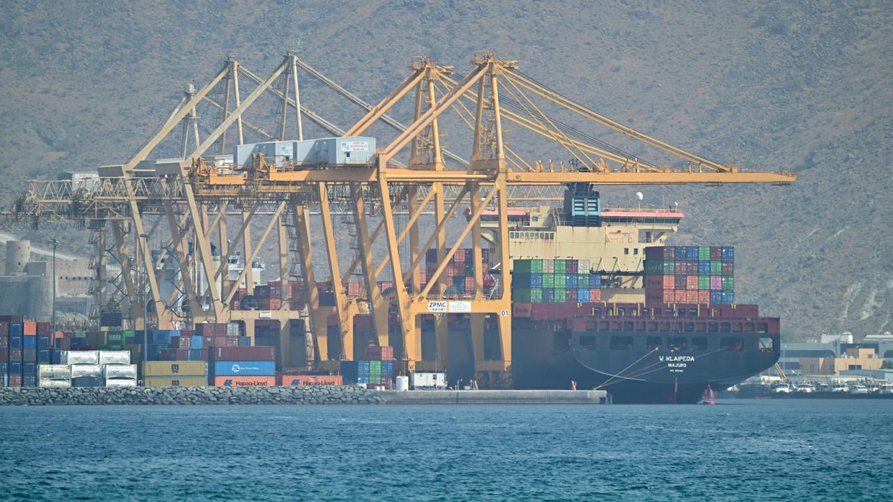 据法国媒体法新社报道，霍尔木兹海峡这两天有点不对劲：周三还是21艘船过境，到了周