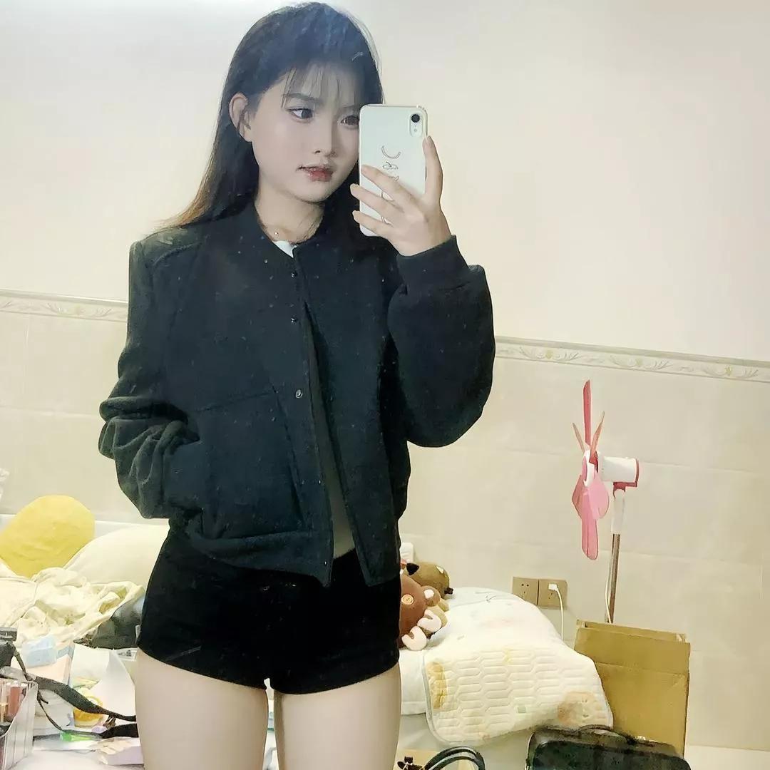 温暖黑色夹克搭配黑色短裙，简约又不失时尚感！棕色短裙穿搭 灰色西装裙穿搭 显气质