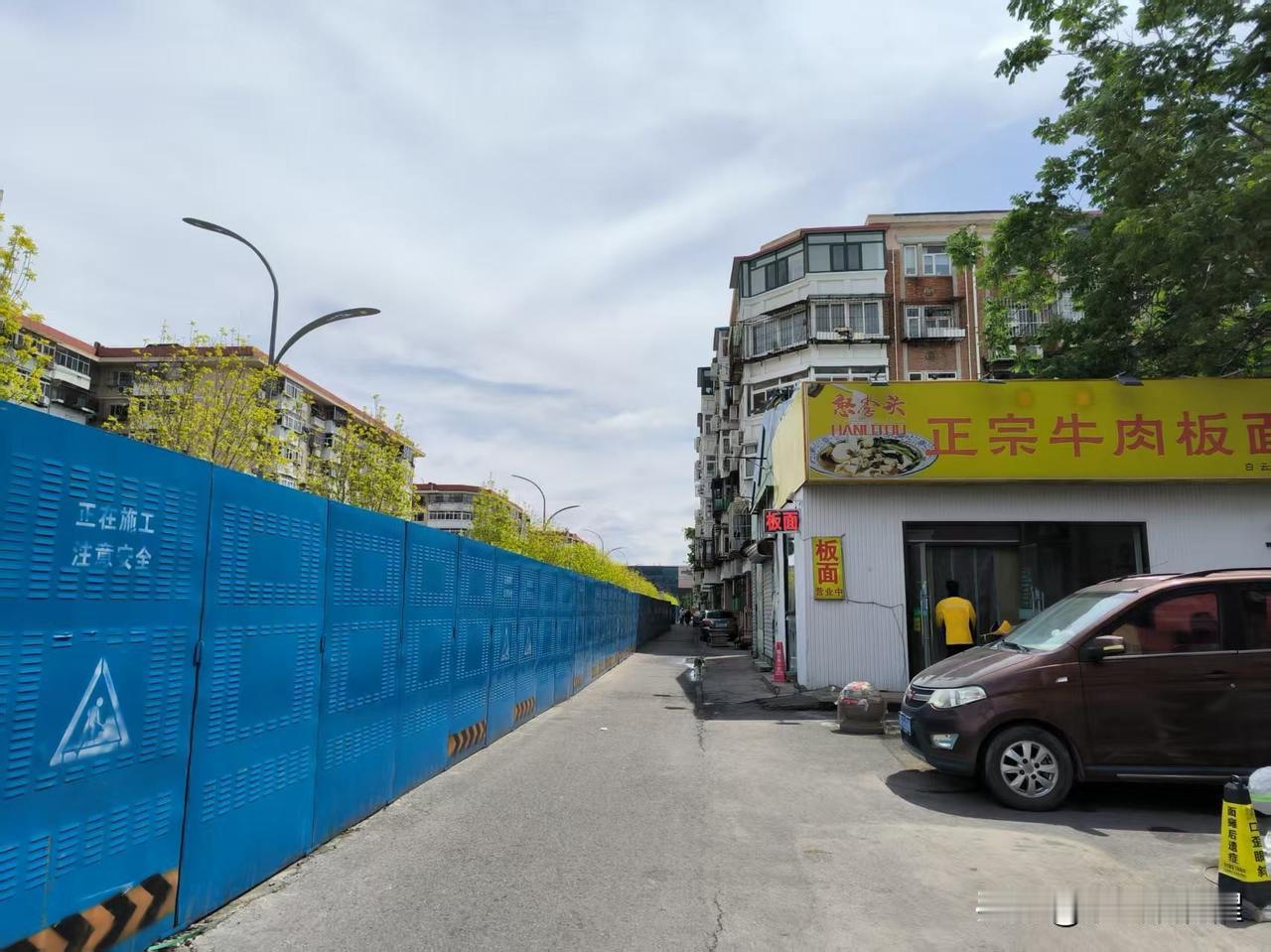 河西区三号路这段新修的路，还没完工呢。修了挺长时间了，大板子还挡着呢，看里头道路